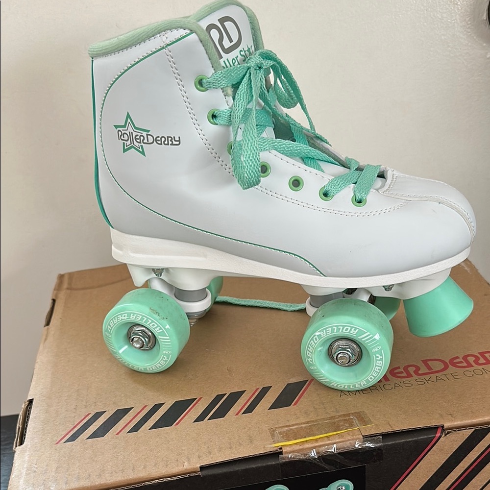 Roller Derby White and Mint Green Roller Skates